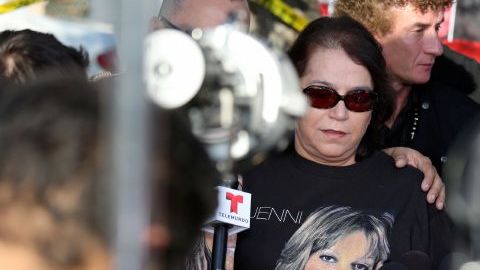 Rosa Saavedra, madre de Jenni Rivera, luce una camisa con la foto de su hija mientras espera noticias en su residencia en California.