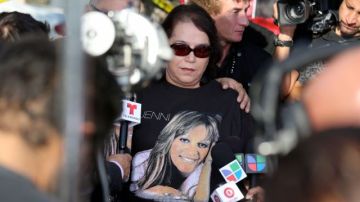 Rosa Saavedra, madre de Jenni Rivera, luce una camisa con la foto de su hija mientras espera noticias en su residencia en California.