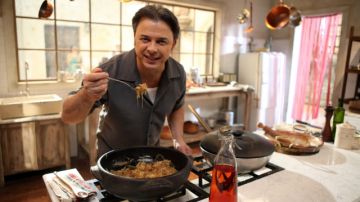 Chef Donato de Santis muestra el 'olor' y los 'gustos' de Italia en su programa de TV.