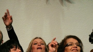 Rosa Melia Rivera madre de  Jenni Rivera, canta en el coro de la iglesia  Primer Amor en la ciudad de  Whittier.