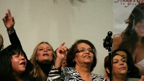Rosa Melia Rivera madre de  Jenni Rivera, canta en el coro de la iglesia  Primer Amor en la ciudad de  Whittier.