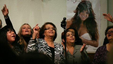 Rosa Melia Rivera madre de  Jenni Rivera, canta en el coro de la iglesia  Primer Amor en la ciudad de  Whittier.