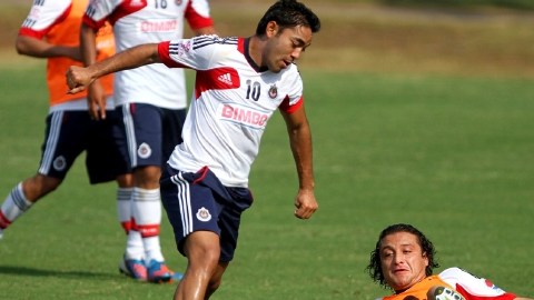 Marco Fabián de la Mora evita una barrida de Héctor Reynoso en el entrenamiento de ayer del Rebaño en Barra de Navidad.