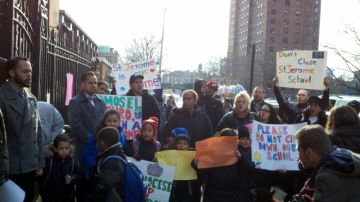 Manifestantes descontentos contra el posible cierre de la escuela St. Jerome de El Bronx. El centro escolar fue fundado en la comunidad hace más de un siglo.
