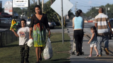 ICE suspendió el pasado mes de septiembre el programa 287g en el condado Alamance tras una investigación del Departamento de Seguridad Nacional (DHS) que encontró que los agentes utilizaba el perfil racial para detener a los hispanos por infracciones menores de tránsito.