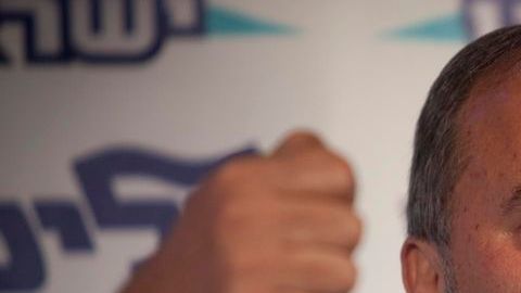 El Canciller israelí Avigdor Lieberman es acusado de abuso de confianza.