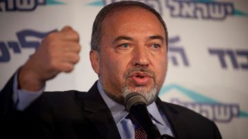 El Canciller israelí Avigdor Lieberman es acusado de abuso de confianza.