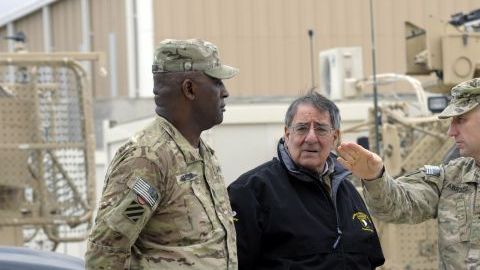 Leon Panetta, centro, habla con Maj. Gen. Robert Abrams (d) y Sgt. Maj. Edd Watson (i) durante su visita a Kandahar, Afganistán.
