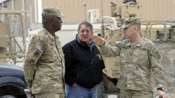 Leon Panetta, centro, habla con Maj. Gen. Robert Abrams (d) y Sgt. Maj. Edd Watson (i) durante su visita a Kandahar, Afganistán.