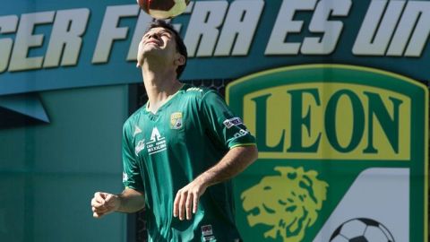 Todo un espectáculo resutló la presentación de Rafa Márquez en León