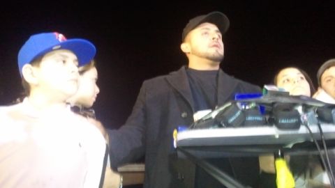 Juan Rivera durante la conferencia de prensa ofrecida frente a la casa de la familia de Jenni Rivera en Lakewood, California.