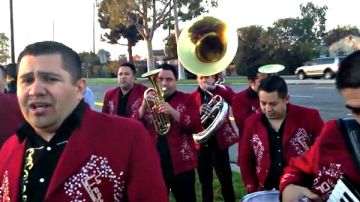 Los integrantes de la banda La Llegadora fueron temprano a cantar en tributo a Jenni Rivera frente al cementerio All Souls, en Long Beach, California.