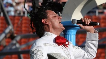 Pedro Fernández es otro de los artistas que respondieron al llamado del primer Teletón en el país.