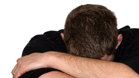 Muchos inmigrantes se sienten tristes o deprimidos durante la Navidad y la fiesta de  fin de año al tener lejos a sus seres queridos.