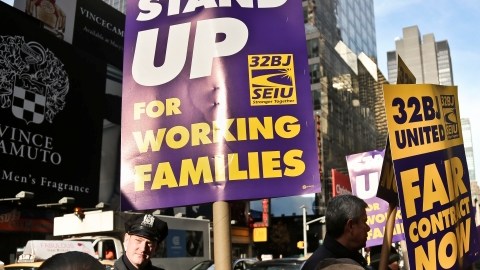 Los trabajadores    se manifestaron   en las afueras de     la oficina de Broadway League.