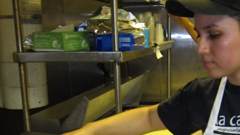Patricia Meza prepara unas pupusas  en un local salvadoreño en Maryland.