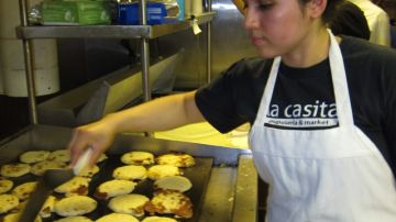 Patricia Meza prepara unas pupusas  en un local salvadoreño en Maryland.