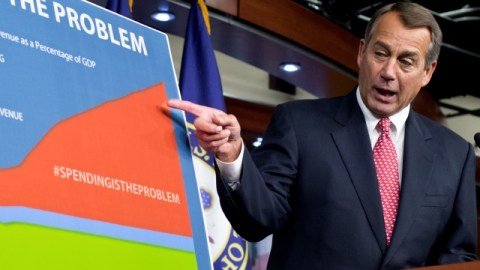 El presidente de la Cámara de Representantes John Boehner mostró ayer un cuadro con los posibles gastos fiscales que se daría por el plan de gobierno.