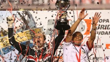 Lucas (der.) y el capitán del Sao Paulo, Rogerio Ceni, levantan  la Copa Sudamericana tras superar al Tigre argentino.