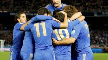 El español Juan Mata   (10) es abrazado por sus compañeros tras marcar el primer gol del Chelsea.