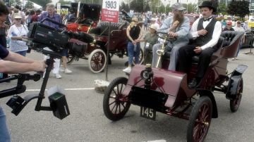 Los hermanos  Berry, izq y Dennis Huron conducen  un Ford Model A de 1903.