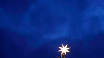 Iluminan árbol de Navidad de 24 metros de altura en la plaza de San Pedro en El Vaticano.