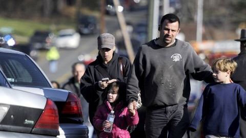 La tristeza es evidente en los rostros de padres de alumnos sobrevivientes que han logrado salir de los predios del plantel escolar.