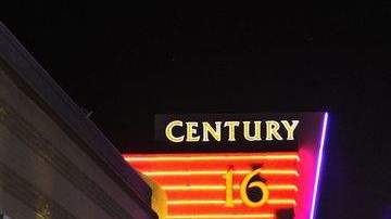 Decenas de personas en las afueras del complejo de cines "Century 16", en Aurora, donde ocurrió el tiroteo. el 20 de julio de 2012.