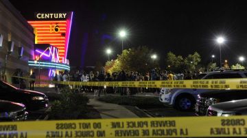 Decenas de personas en las afueras del complejo de cines "Century 16", en Aurora, donde ocurrió el tiroteo. el 20 de julio de 2012.