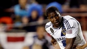 Edson Buddle (izq.) aquí en un juego contra San José en el mes de noviembre, dejó de pertenecer al Galaxy de Los Ángeles.