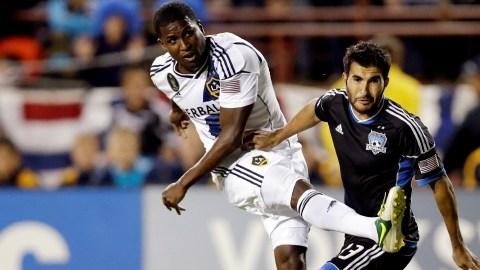 Edson Buddle (izq.) aquí en un juego contra San José en el mes de noviembre, dejó de pertenecer al Galaxy de Los Ángeles.