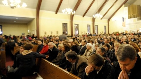 Una multitud de personas se congregó anoche en la Iglesia Santa Rosa de Lima en Newtown, Connecticut, para orar por las víctimas.