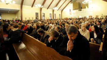 Una multitud de personas se congregó anoche en la Iglesia Santa Rosa de Lima en Newtown, Connecticut, para orar por las víctimas.
