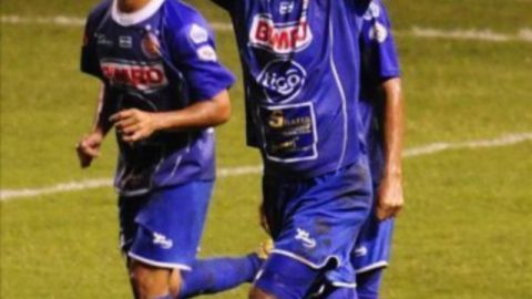 Cristian Bautista (der.), del Metapán, va por séptimo título.