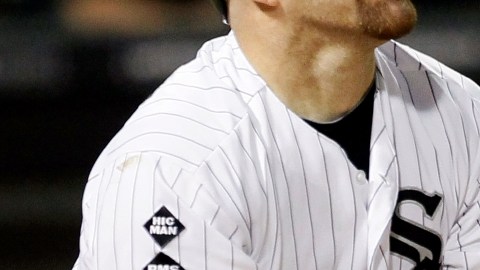 Kevin Youkilis defendiendo alos Medias Blancas de Chicago la pasada campaña.