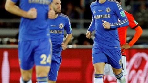 Fernando Torres (d), del Chelsea, festeja su gol anotado al Monterrey en la semifinal del Mundial de Clubes el jueves. Mañana se enfrenta al Corinthians.