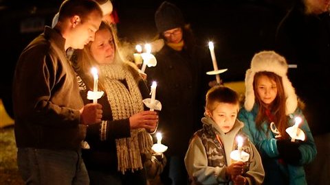 Los dolientes se reúnen en una vigilia  para recordar a las víctimas de la masacre en la escuela primaria  en Newtown, Connecticut