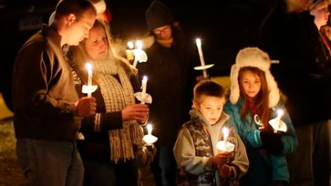 Los dolientes se reúnen en una vigilia para recordar a las víctimas de la masacre en la escuela primaria en Newtown, Connecticut