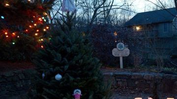 Veintiséis linternas cerca de la Escuela Primaria Sandy Hook tras el tiroteo el viernes que dejó 26 personas muertas en Newtown, Connecticut.