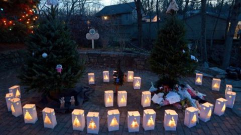 Veintiséis linternas cerca de la Escuela Primaria Sandy Hook tras el tiroteo el viernes que dejó 26 personas muertas en Newtown, Connecticut.