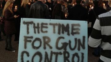 Horas después de la masacre de Connecticut, cientos de personas se reunieron en las afueras de la Casa Blanca para demandar  un mayor control de las armas.