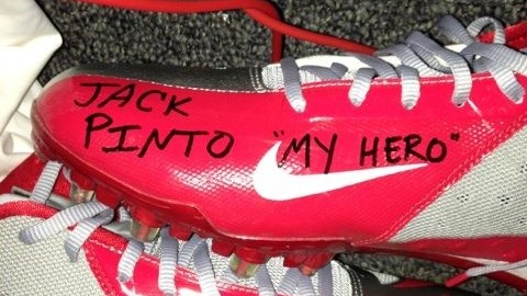 Foto de las botas que Víctor Cruz colocó en la página Twitter con el mensaje  “Jack Pinto, mi héroe”.