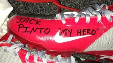 Foto de las botas que Víctor Cruz colocó en la página Twitter con el mensaje  “Jack Pinto, mi héroe”.