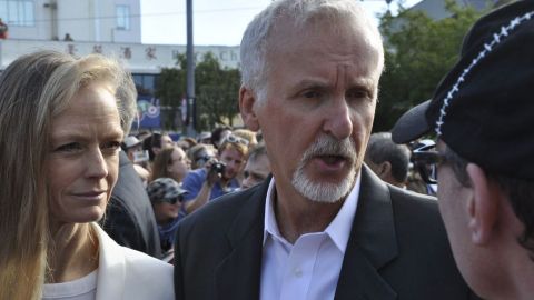 James Cameron en Nueva Zelanda junto a su esposa en el estreno de "El Hobbit".