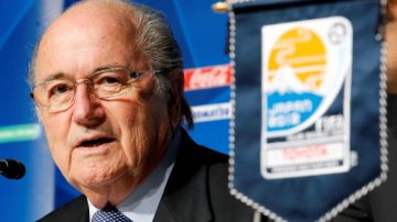 Joseph Blatter responde a los reporteros sobre el tema de la violencia en la  final del miércoles en  la Copa Sudamericana.