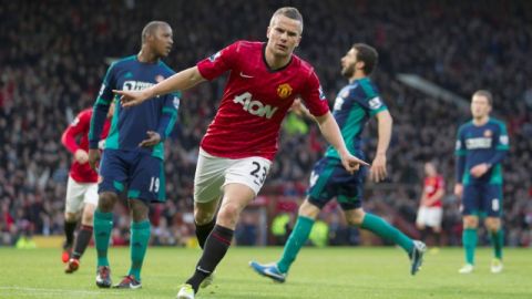 Tom Cleverley celebra su gol, el segundo del Manchester United, en el duelo de ayer ante el Sunderland en el Estadio Old Trafford.