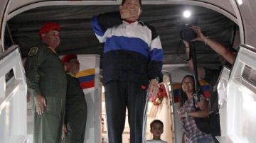 Mientras el presidente venezolano Hugo Chávez se recupera de una reciente operación en Cuba, sus compatriotas participan hoy de los comicios regionales,