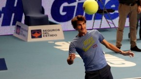 El tenista Roger Federer (izq) devuelve la pelota al arquero colombiano Farid Mondragón durante una exhibición  en Bogotá.