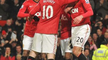 Wayne Rooney (c) y Robin van Persie (d) anotaron un gol cada uno para el Manchester United, que venció 3-1 ayer a Sunderland en el estadio Old Trafford.