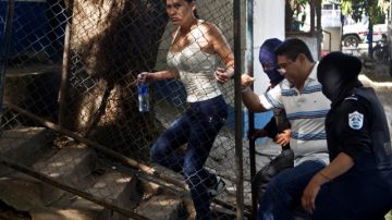 Raquel Alatorre Correa (izq.) -quien aparece con otros mexicanos detenidos en Nicaragua- es señalada como presunta líder del grupo de falsos periodistas.